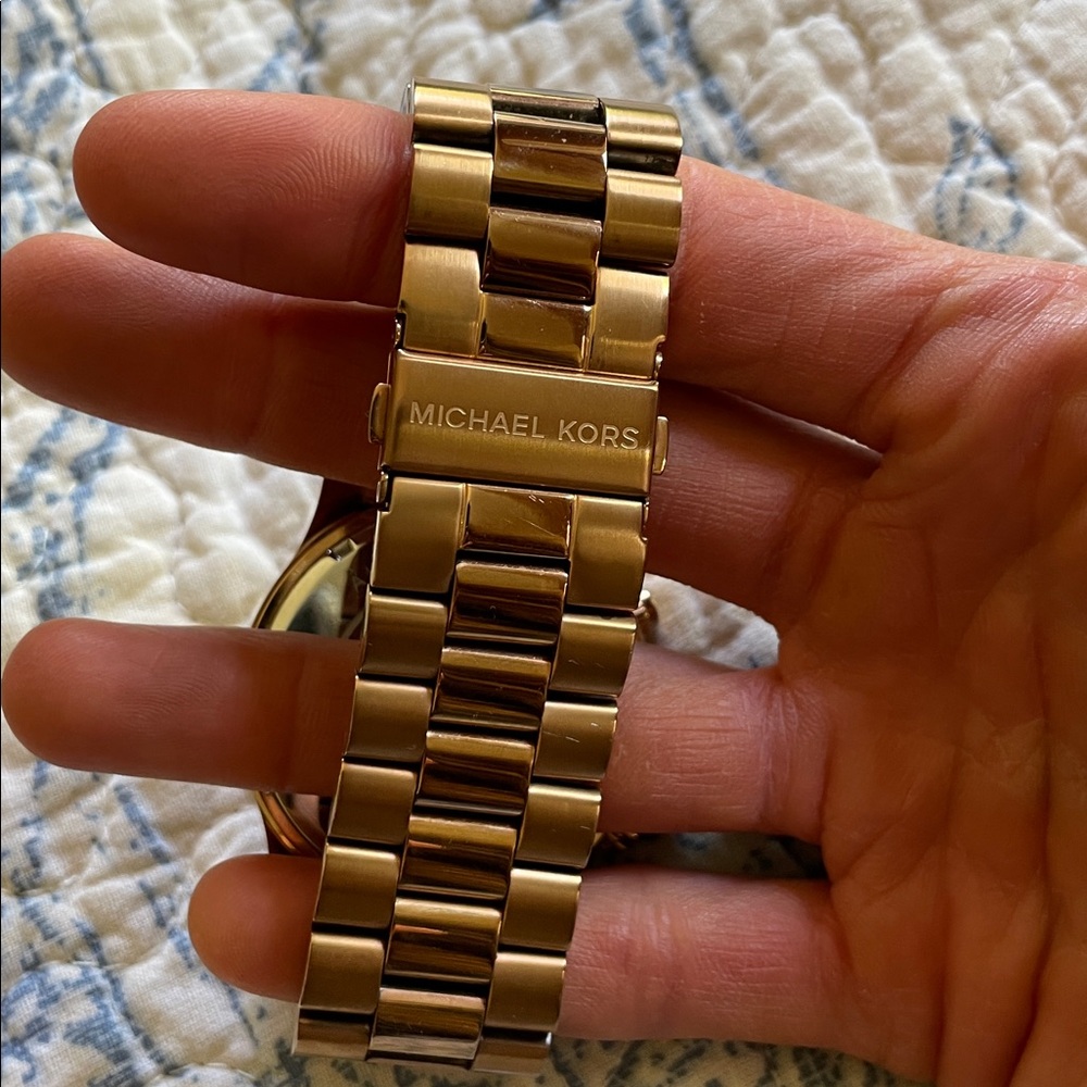 Michael Kors oversized rose gold watch - Picture 2 of 7
